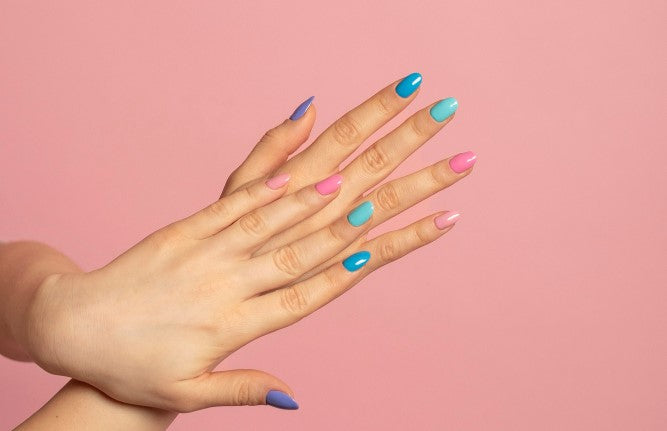 un manicure OnPost Beauty con uñas pastel para tener un look super cute