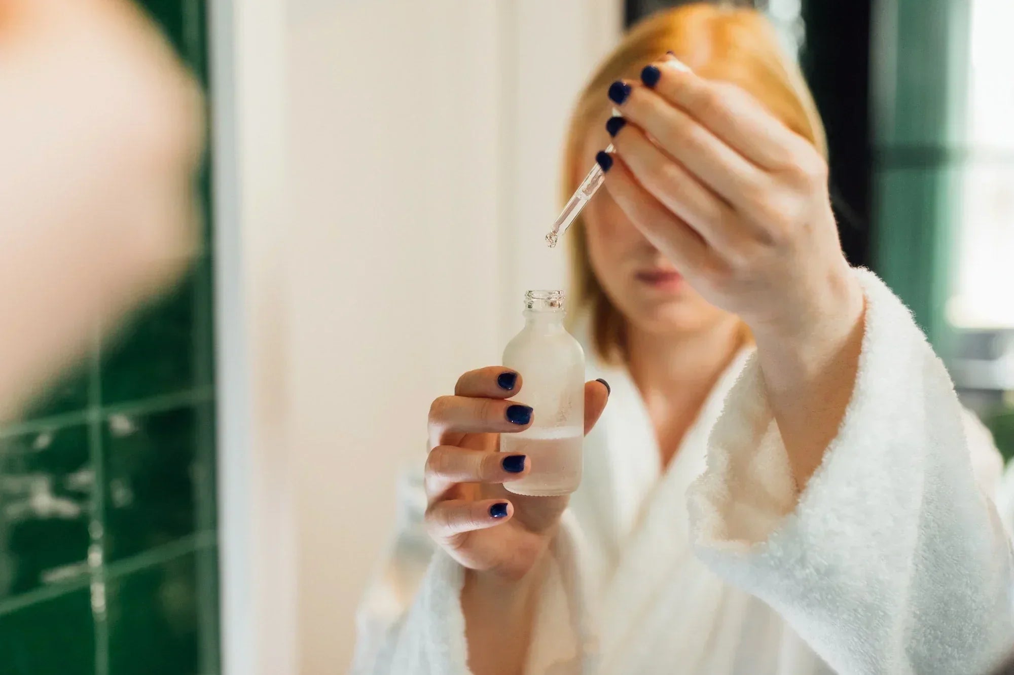 Imagen que representa los beneficios de las vitaminas para la piel en el cuidado facial diario con OPB. Fuente: Freepik