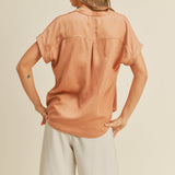 Blusa V-neck fluida camel