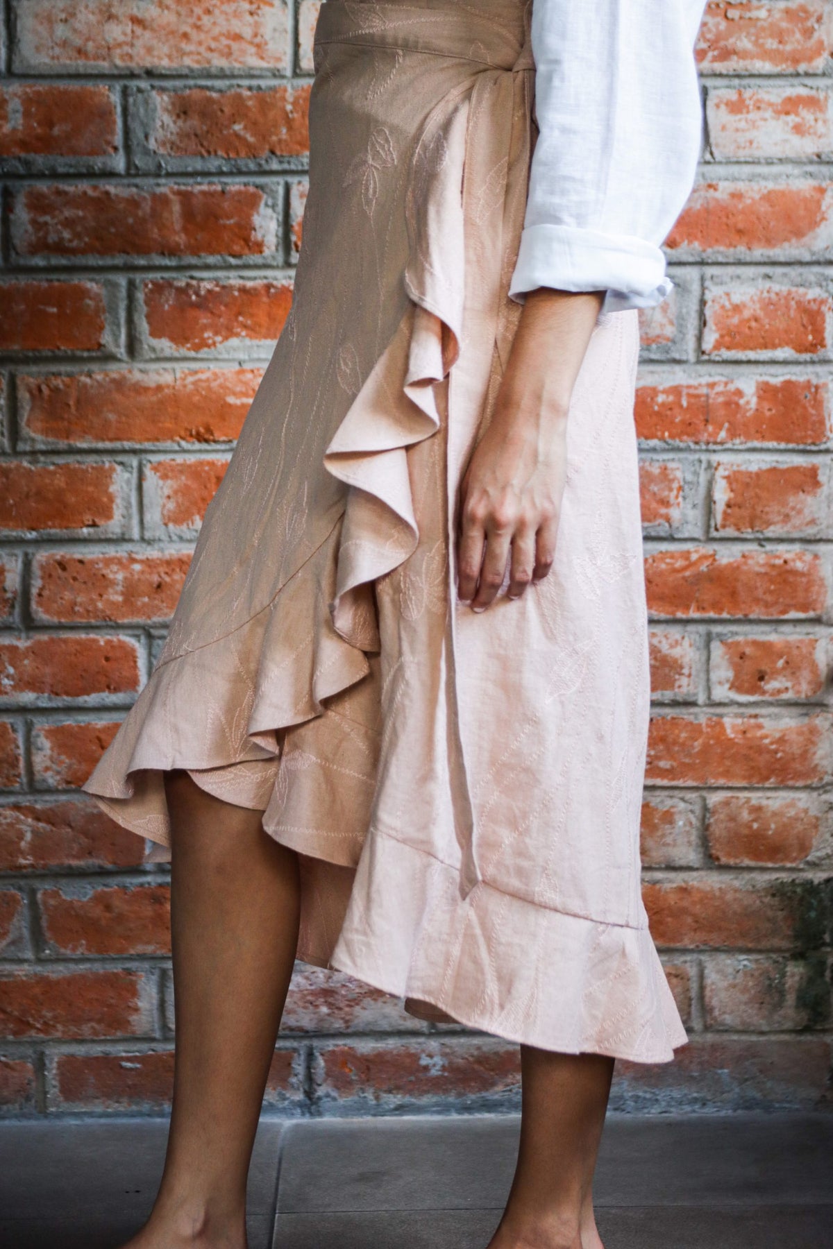 Falda de lino bordado