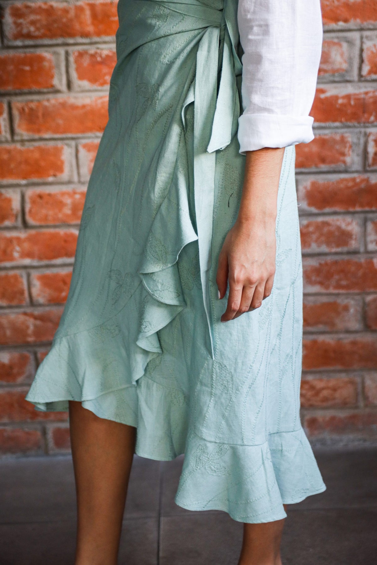 Falda larga de lino bordado