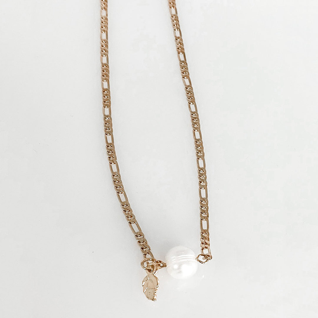 minimal-fresh-pearl-necklace